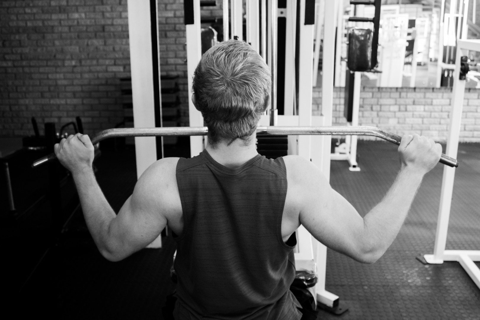 Athlete doing lat pulldown exercise at Oxigim