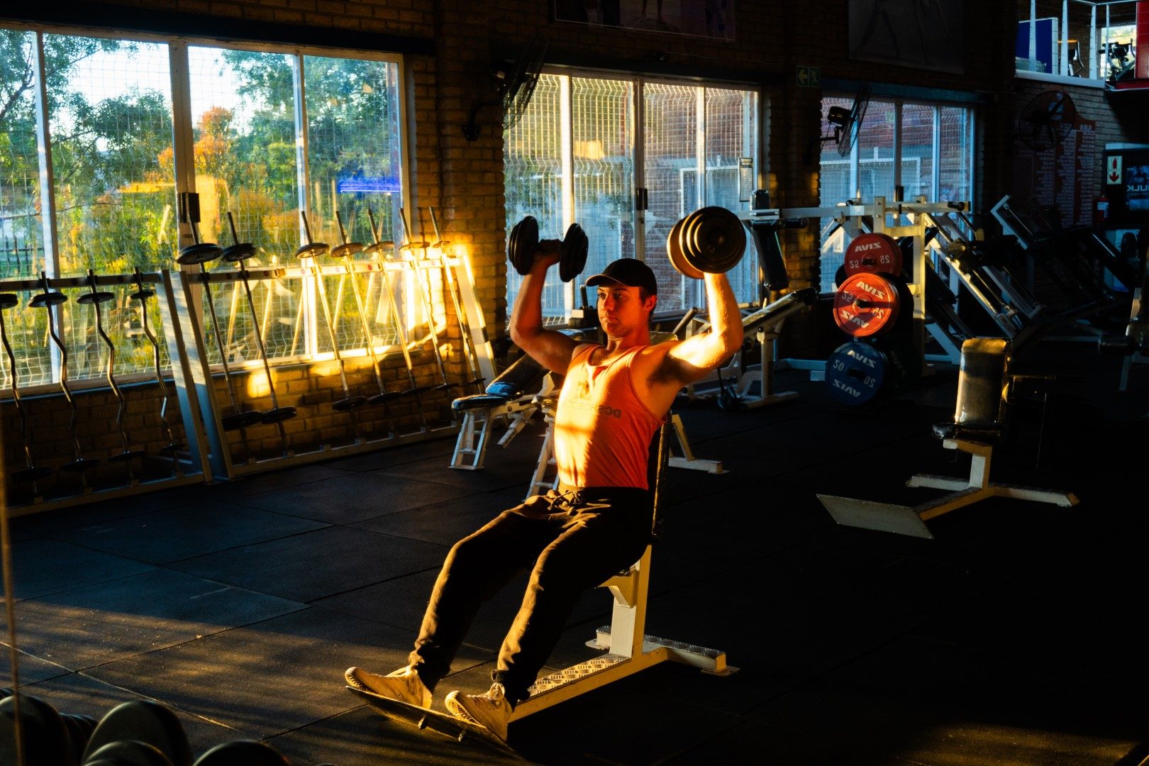 Athlete performing barbell bench press at Oxigim