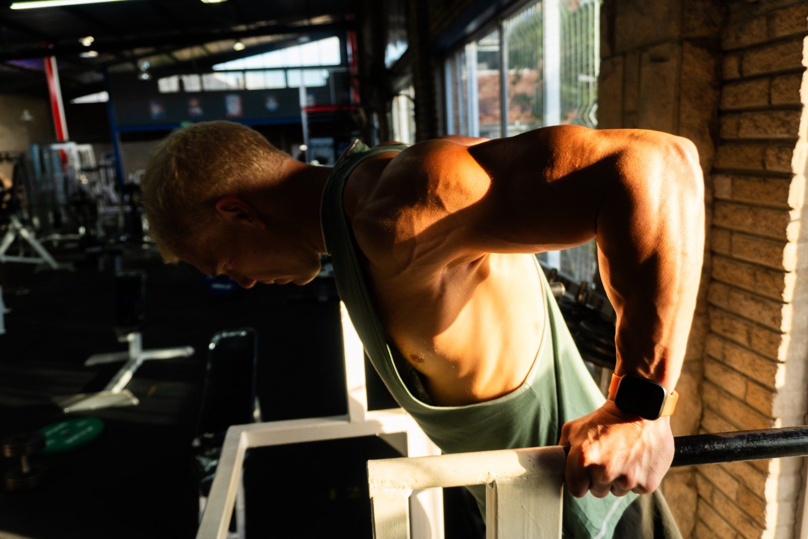 Athlete doing dip exercise at Oxigim gym