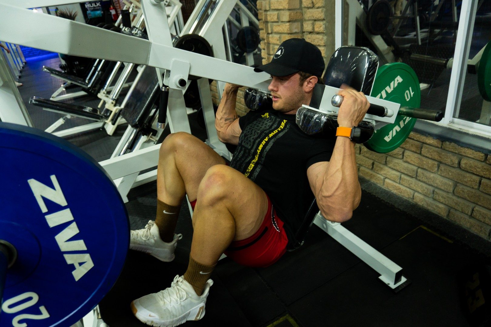 Athlete on hack squat machine at Oxigim