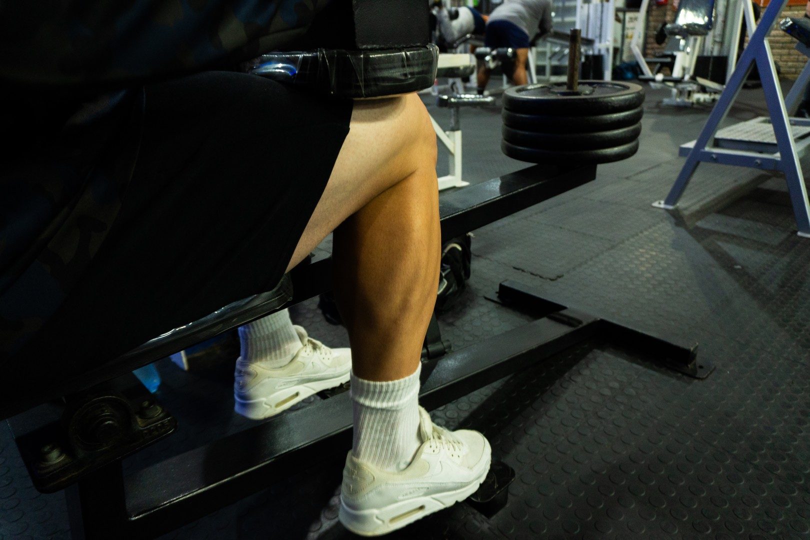 Athlete doing calf raise exercise at Oxigim gym